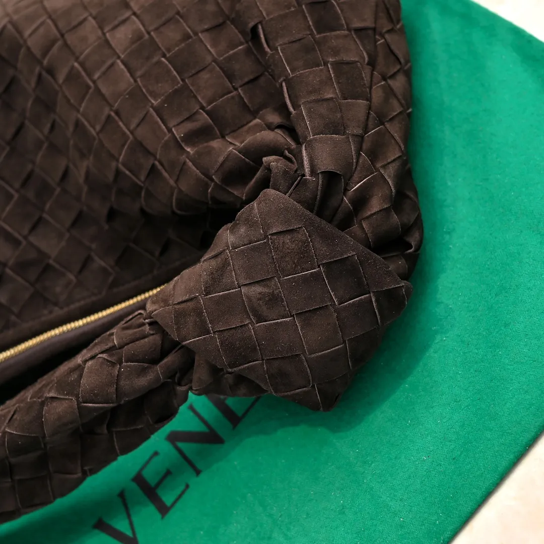 Batch 1960 #BV 𝗝𝗢𝗗𝗜𝗘# Street style’s new favorite fashionable large size 𝙟𝙤𝙙𝙞𝙚 It’s coming, it’s coming, it’s really coming! I have always thought that knitted BV is old-fashioned, until I met it - 𝙟𝙤𝙙𝙞𝙚, I realized that the original classic knitting elements and the new knot element design can be so fashionable! I have to admire Daniel Lee’s design talent! Large capacity to meet daily needs! Fashionable and versatile, it’s perfect for concave shapes, take it out to hit the streets! Size: 48*40*16 Style number: 6698